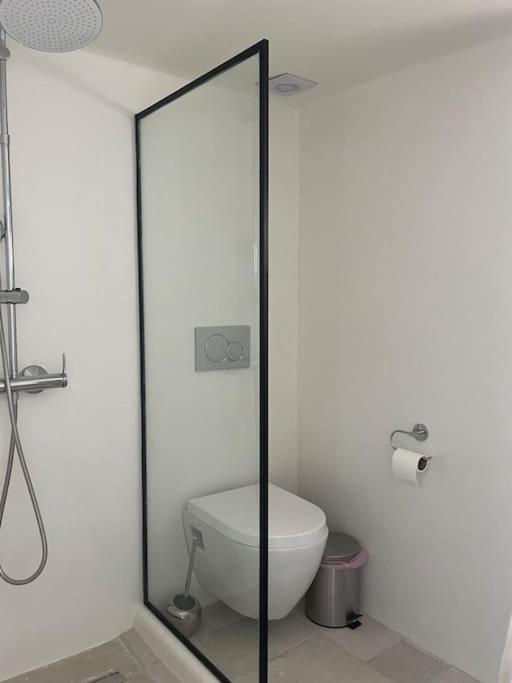 Cozy, Spacious, Newly Renovated Flat In Adamas מראה חיצוני תמונה
